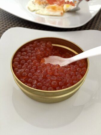 как выбрать красную икру kak _vibrat_krasuiy_ikru_v_spb